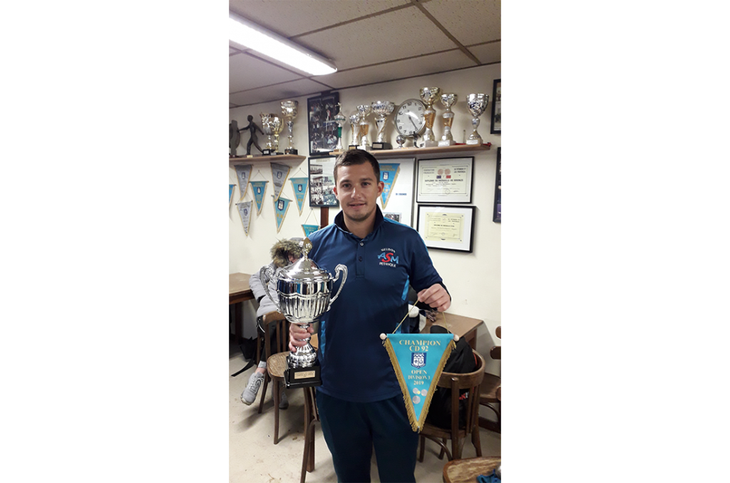 Titre de champion de 3e division des Hauts de Seine - La coupe avec le coach Kevin